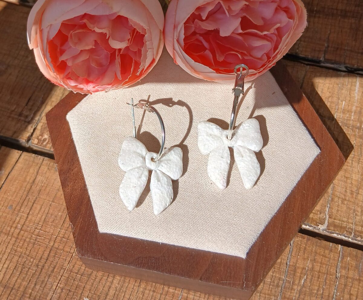 Les Claudines — Boucles d’oreilles nœud délicat