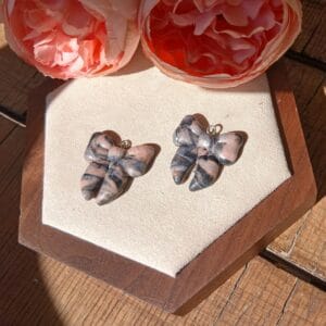 Les Claudines — Boucles d’oreilles nœud délicat