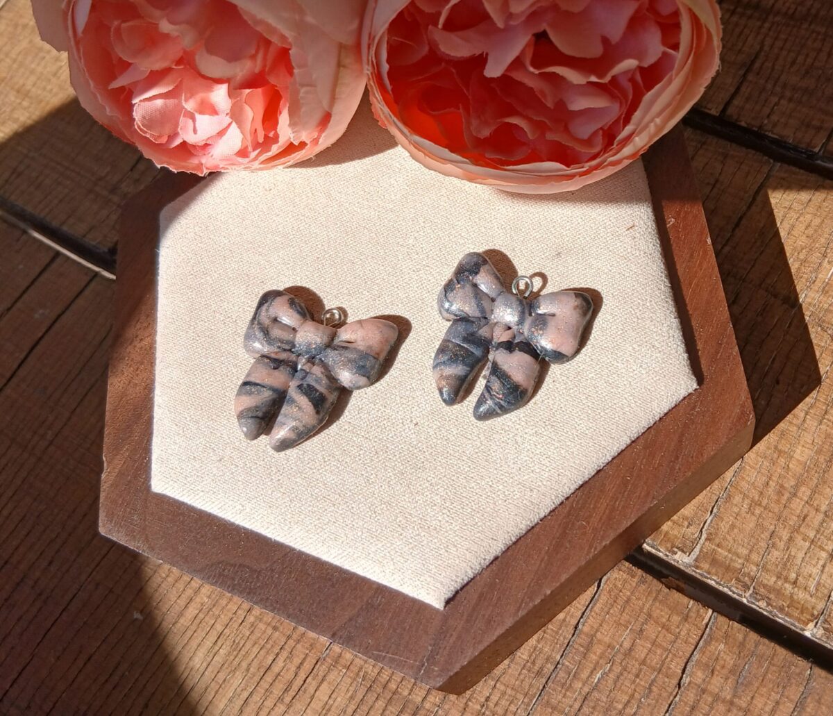 Les Claudines — Boucles d’oreilles nœud délicat