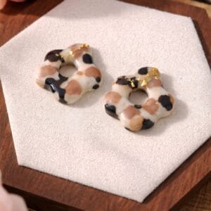 ChatGPT Image 25 mars 2026, 22_35_15 Les Inès — Boucles d’oreilles audacieuses & solaires