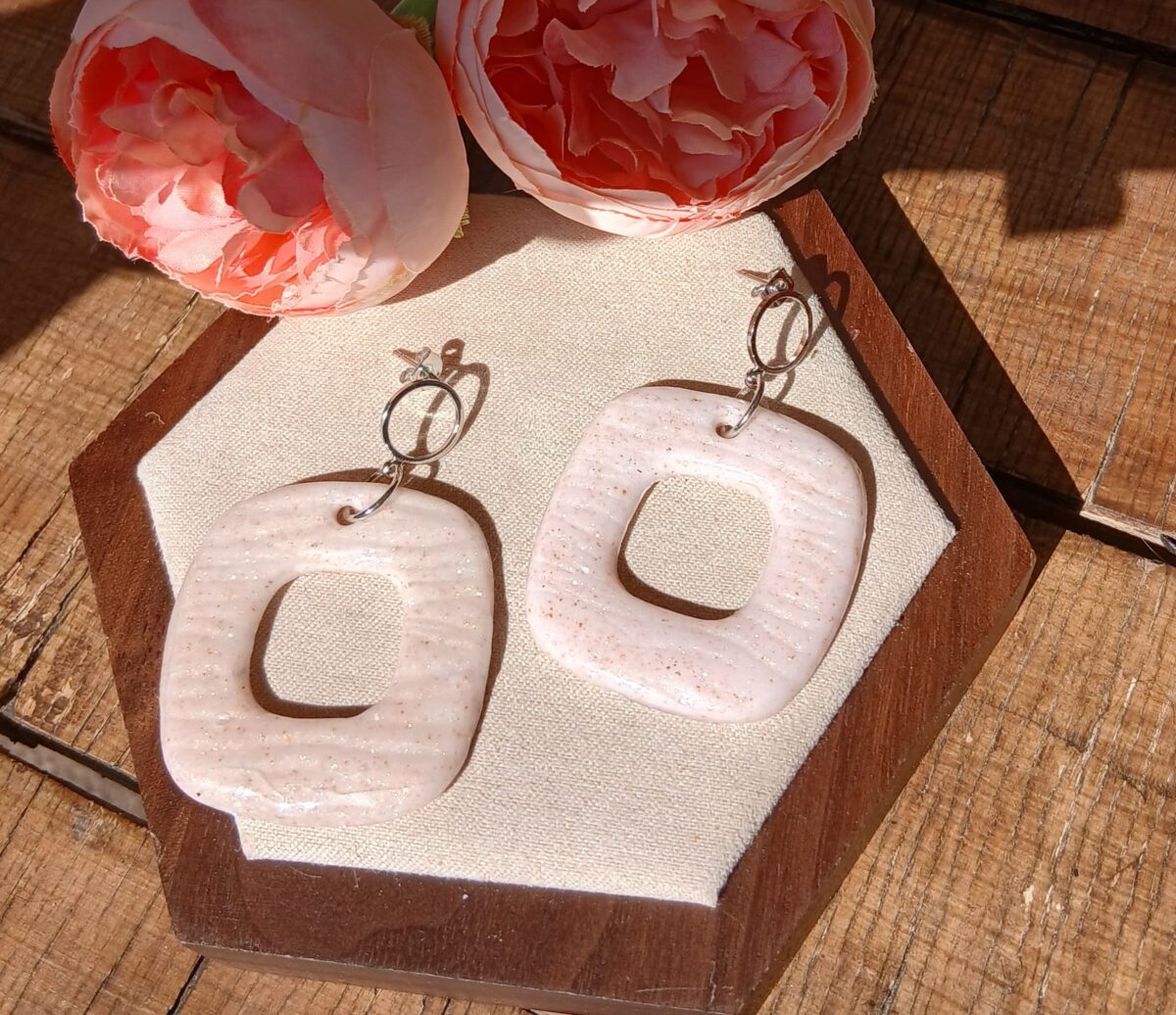 20260325_113301 Les Camélias— Une audace géométrique