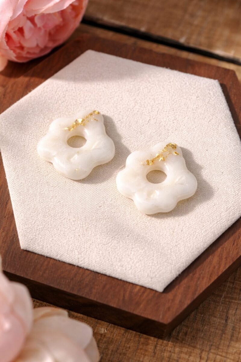 ChatGPT Image 25 mars 2026, 22_23_47 Les Inès — Boucles d’oreilles audacieuses & solaires